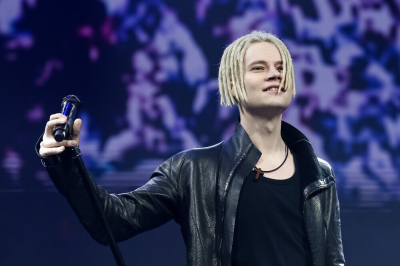 Врач Кондрахин назвал негигиеничным лизание Байкала певцом Shaman