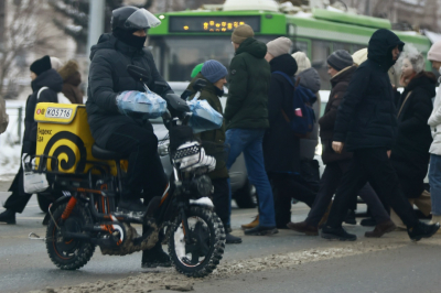 Доставка, или &laquo;Игра в кальмара&raquo;: как Казани обуздать курьеров на электробайках