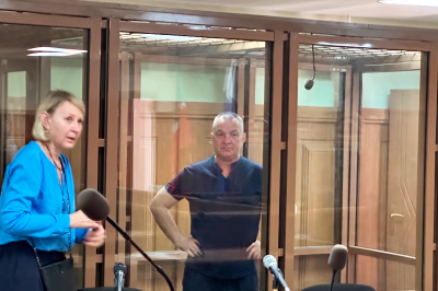 &laquo;Держись, мам! Все в божьих руках&raquo;: Рома Сыч успокоил родню со скамьи подсудимых