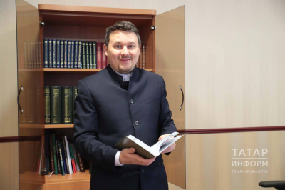 Рөстәм Галиуллин Мәскәүдә 800 кг китап саткан - үтеп барышлый килеп чыккан әңгәмә